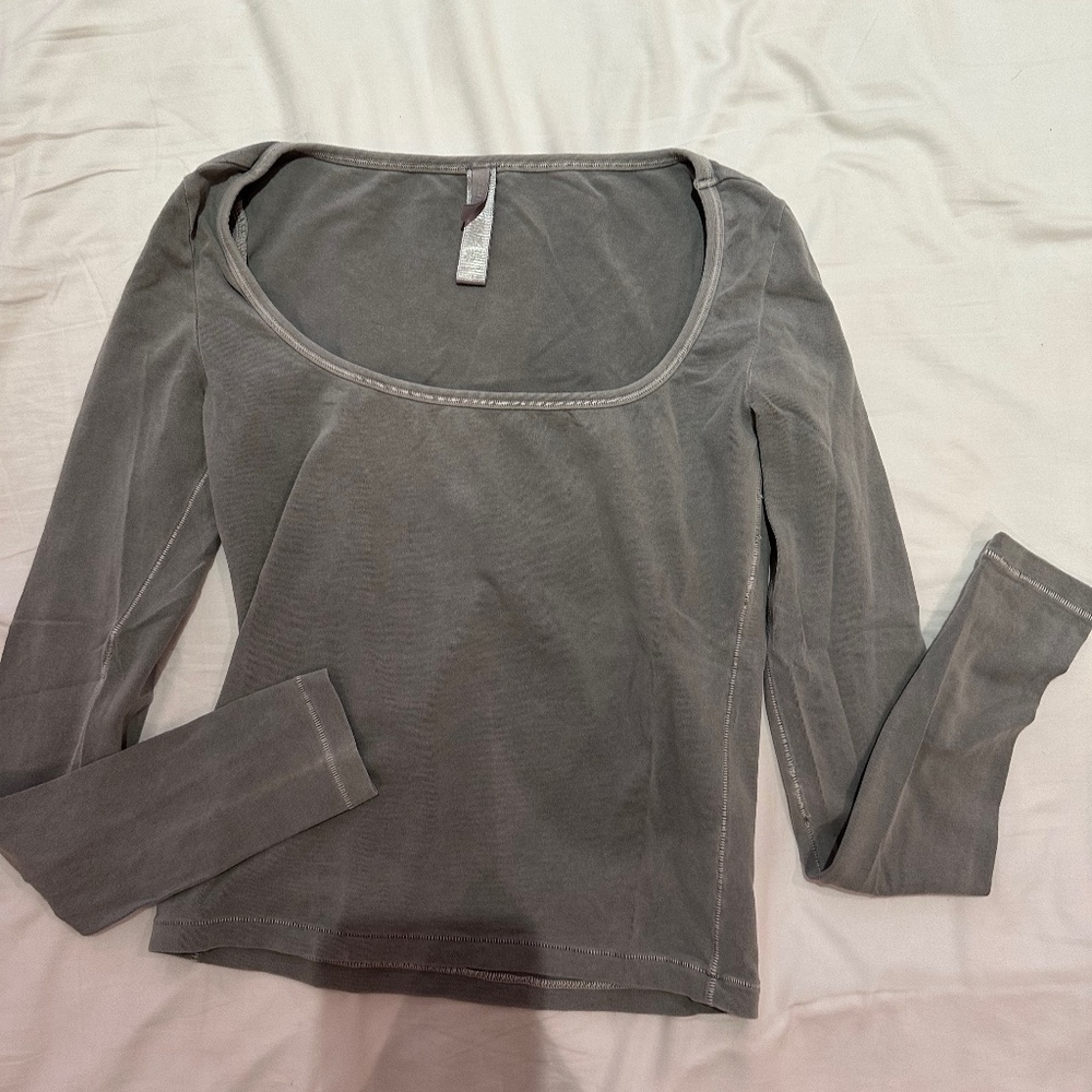 Skims New Vintage Scoop Long Sleeve T-Shirt in XS Charcoal